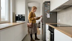 Czy magnesy na lodówce podbijają rachunki za prąd? Sprawdzamy, co mówi fizyka i praktyka