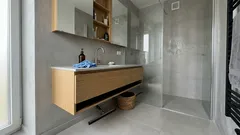 Żegnaj, ciężka szafko pod umywalką. Co dziś wybieramy do wilgotnej łazienki?