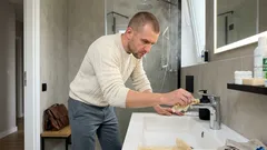 Kamień na kranie zniknie bez drogiej chemii. Wystarczy papier do pieczenia