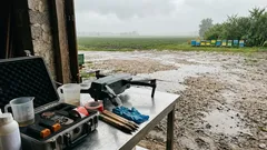 Opryski dronem pod lupą: jakie limity ma wprowadzić projekt i co to oznacza dla małych zabiegów