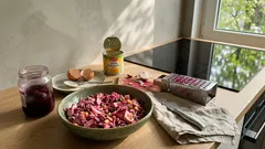 Co zrobić z ugotowanych buraków? Soczysta sałatka z jajkiem, kukurydzą i wędzoną nutą